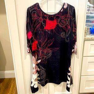 🌹2/$10 Black/grey bold floral tunic with long side gems, 3/4 length sleeves
